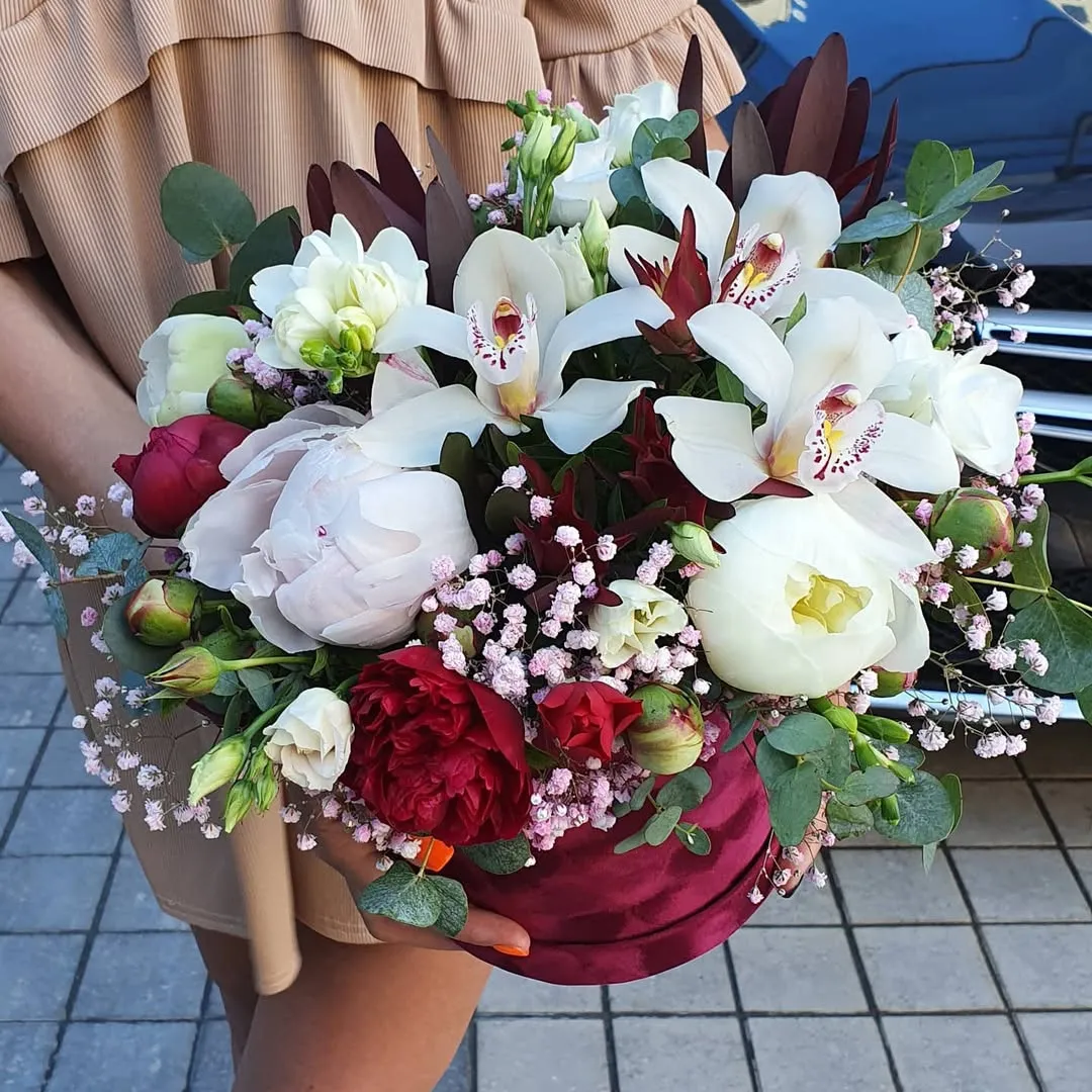 Цветы в шляпных коробках